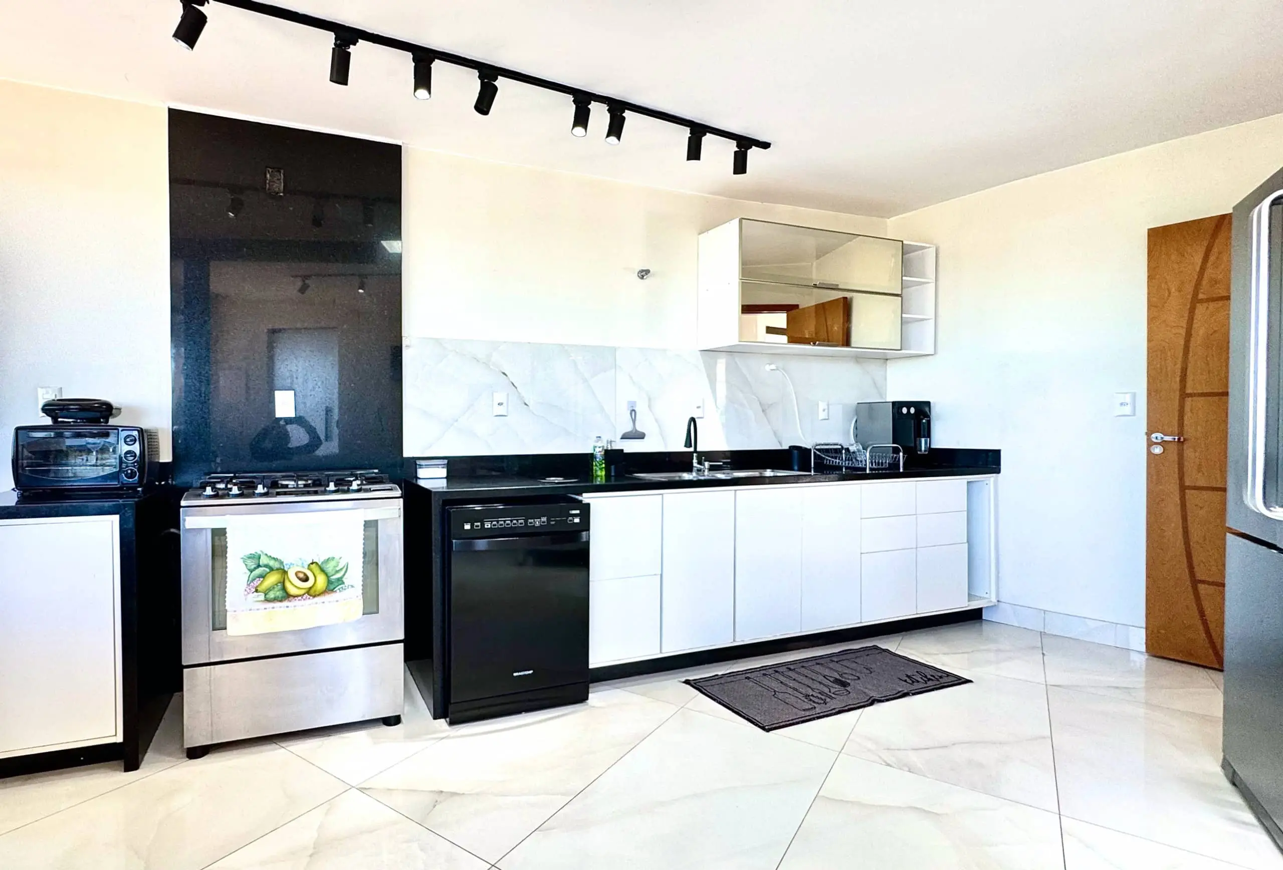 Cozinha equipada da Casa Redonda, com bancada e eletrodomésticos completos.