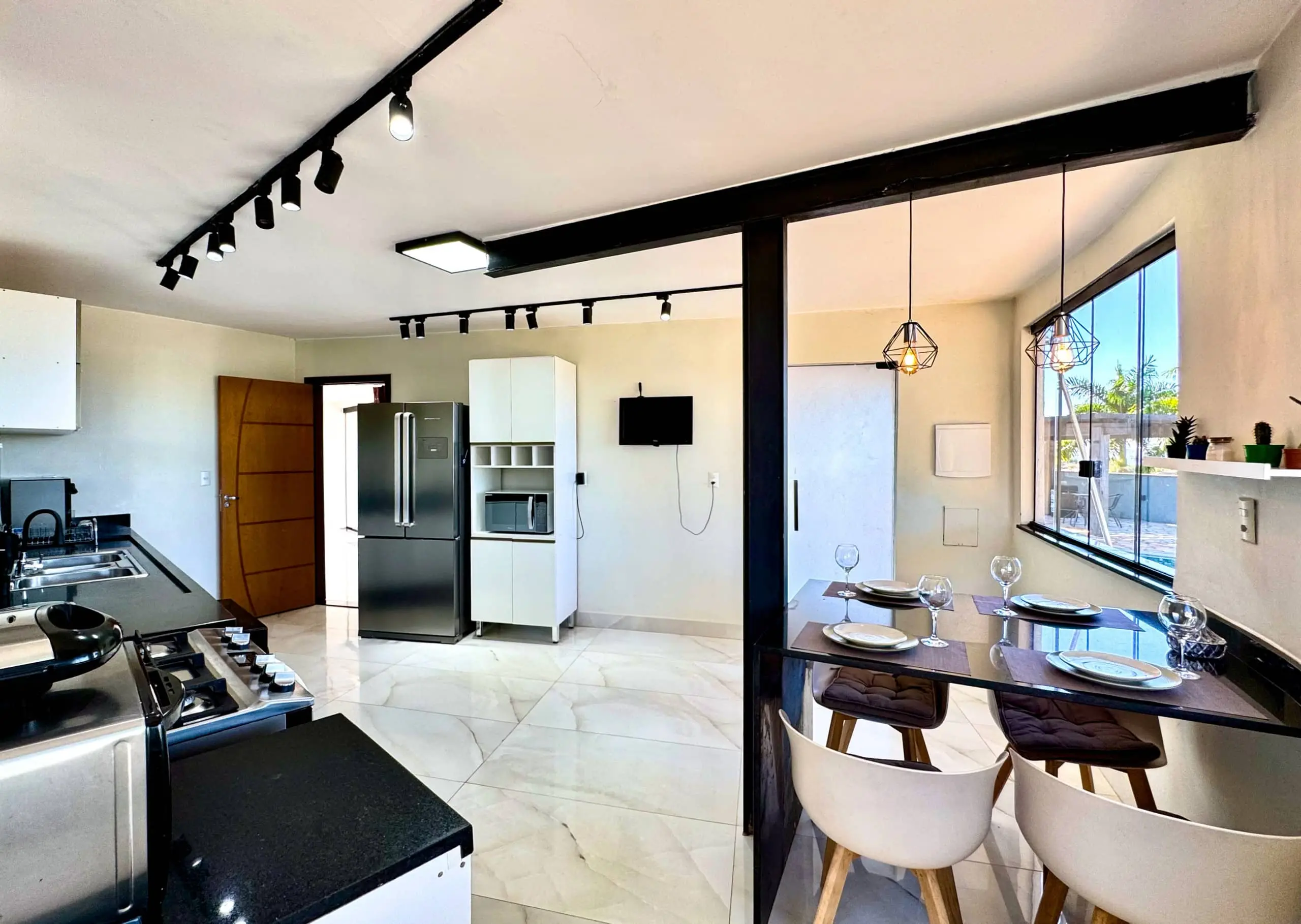 Cozinha equipada da Casa Redonda, com bancada e eletrodomésticos completos.