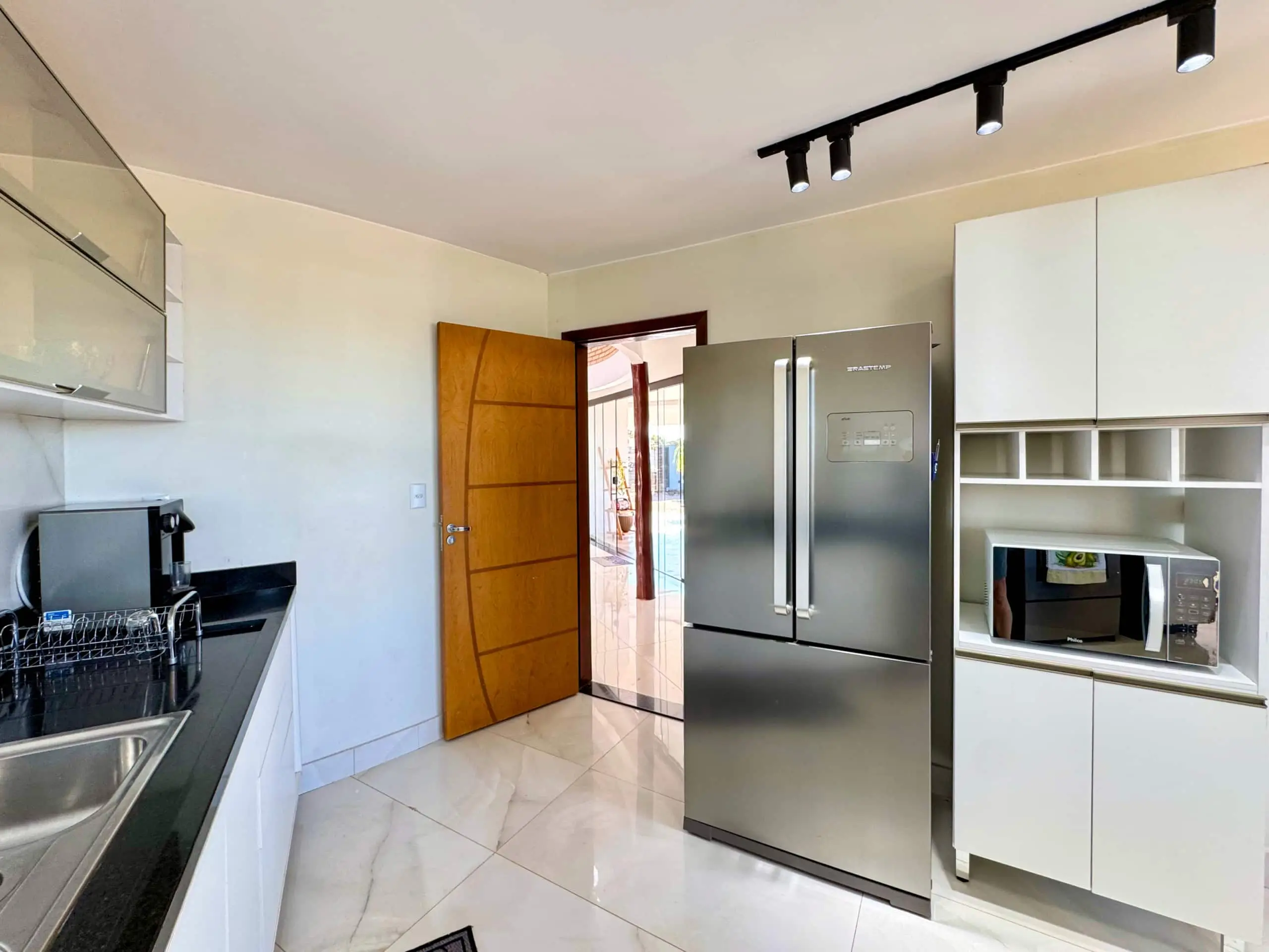 Cozinha equipada da Casa Redonda, com bancada e eletrodomésticos completos.