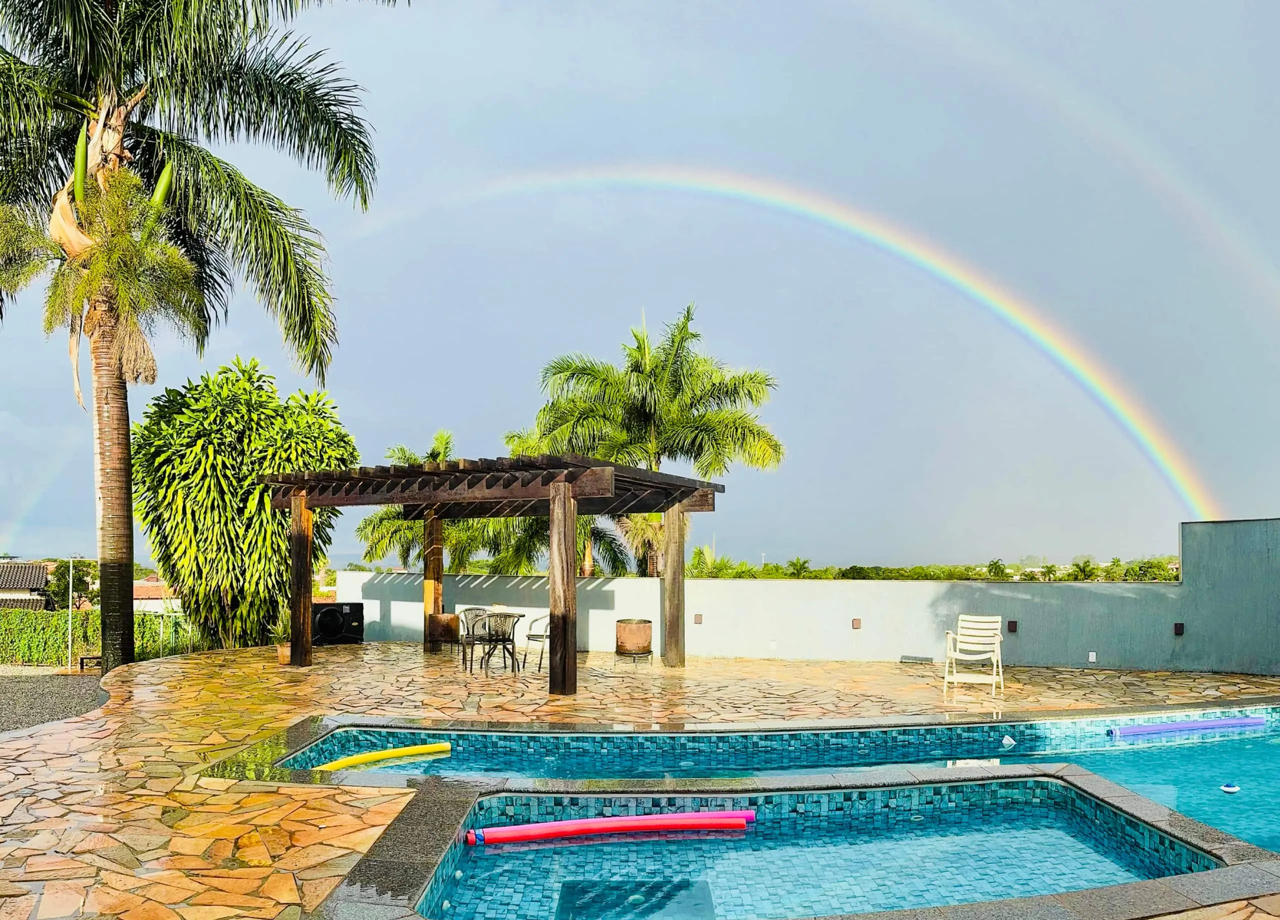 Piscina aquecida da Casa Redonda, com deck de pedra ao redor.