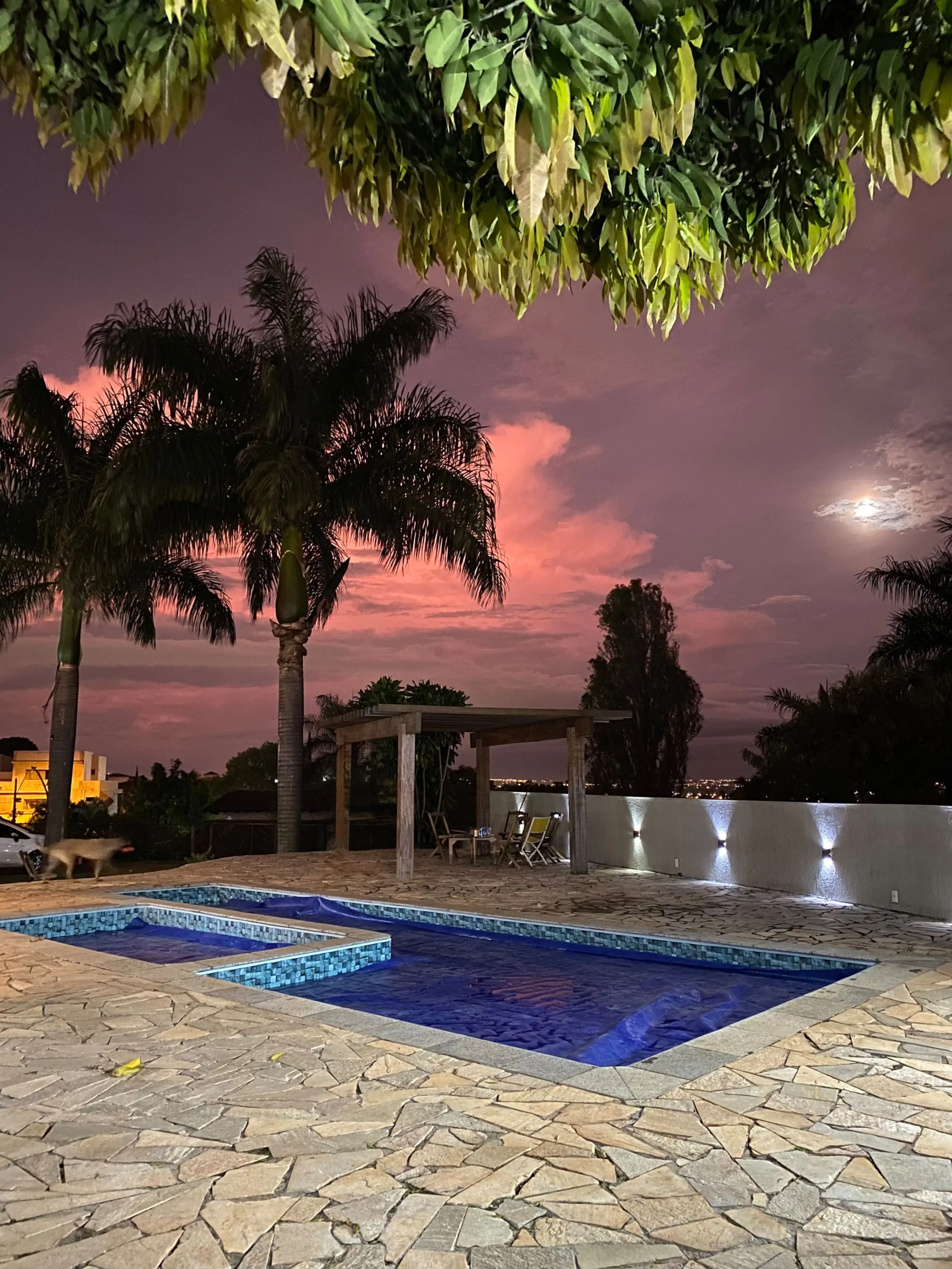 Piscina aquecida da Casa Redonda, com deck de pedra ao redor.