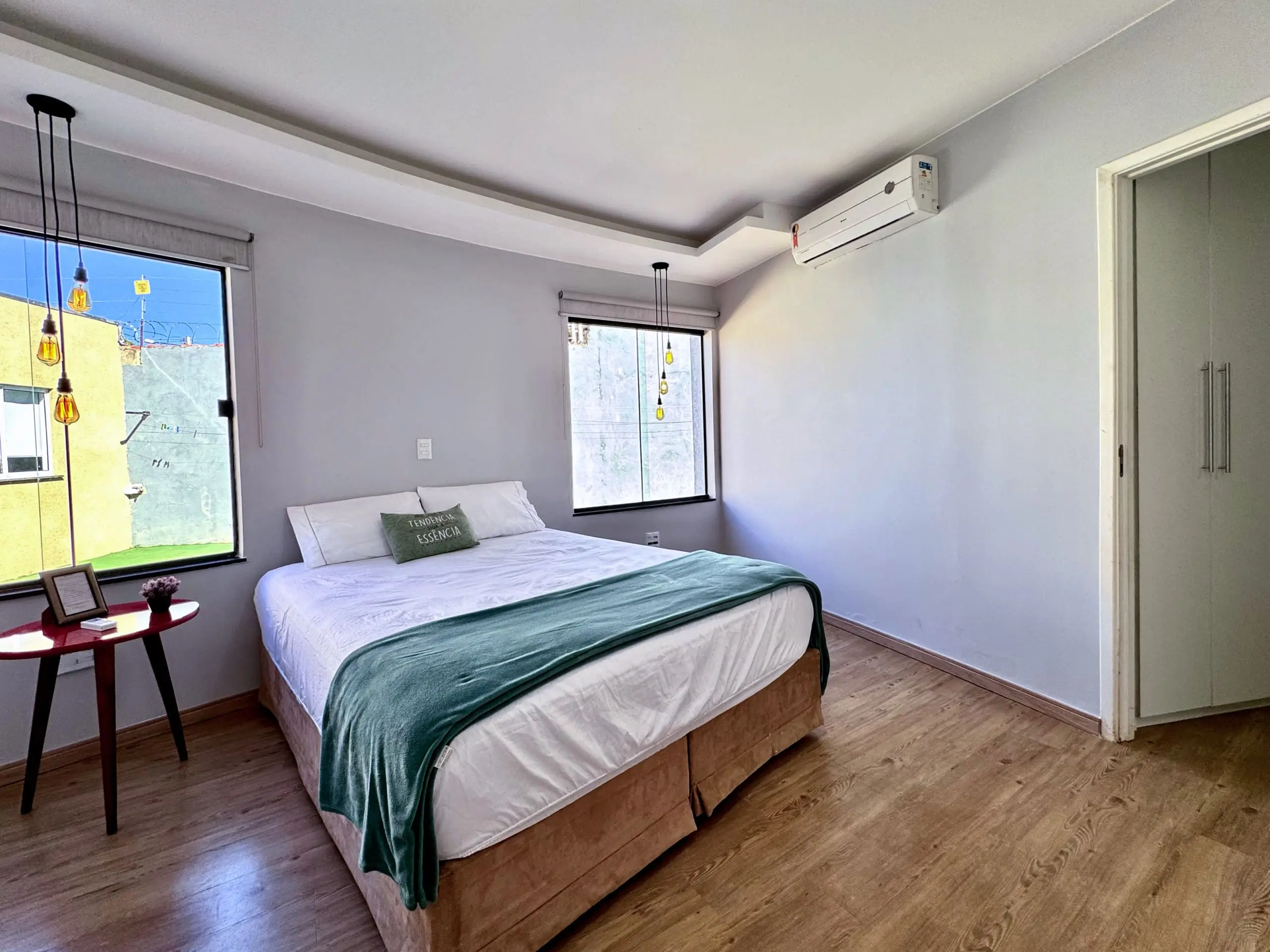 Suíte da Casa Redonda, com ar-condicionado e cortinas blackout.