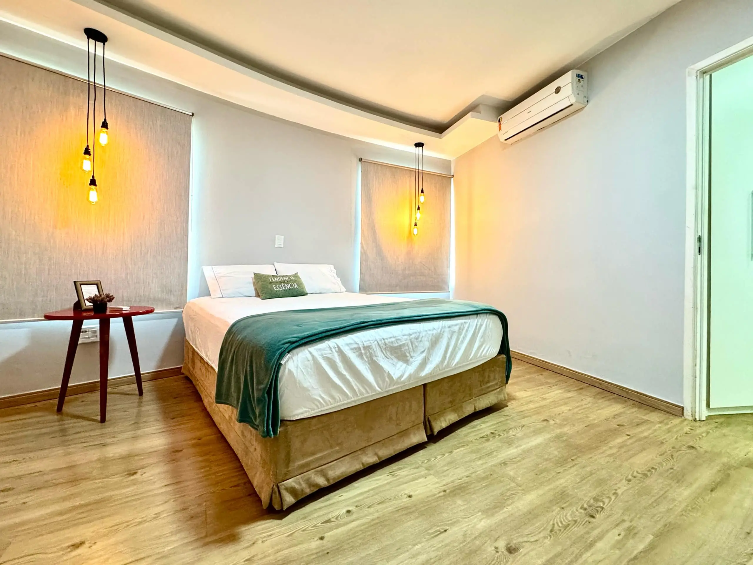 Suíte da Casa Redonda, com ar-condicionado e cortinas blackout.