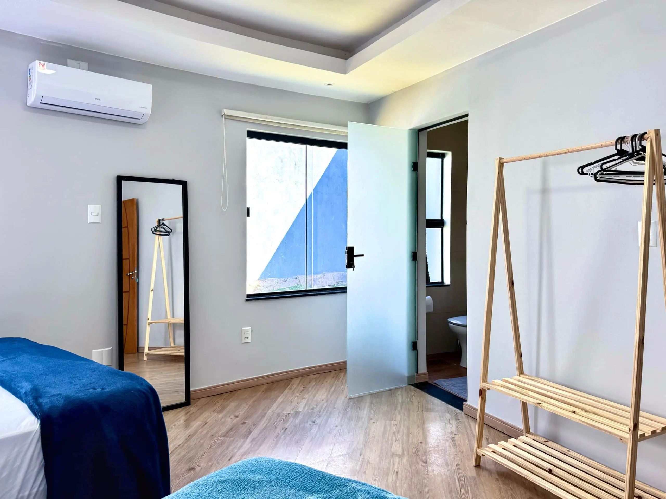 Suíte da Casa Redonda, com ar-condicionado e cortinas blackout.