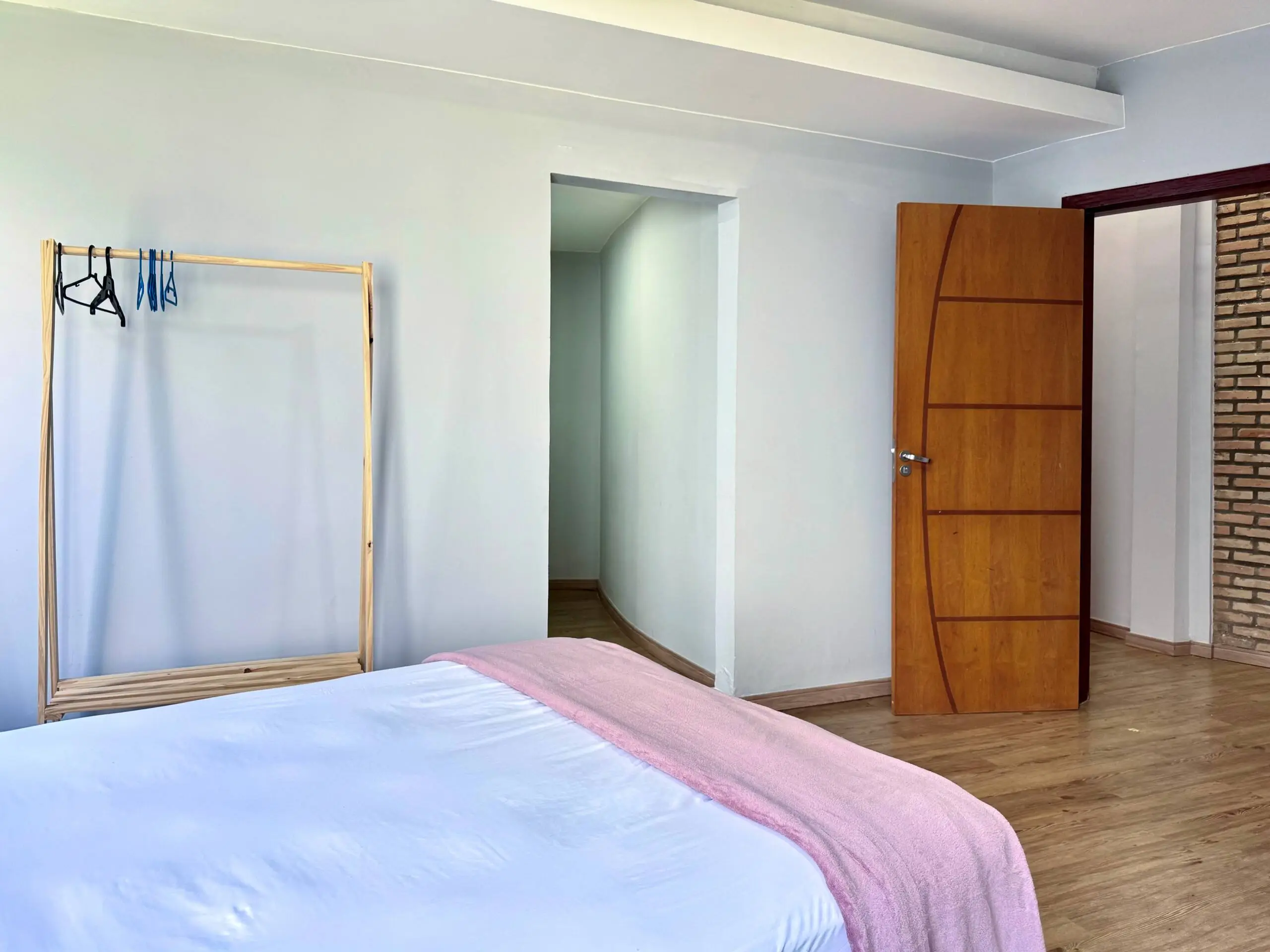 Suíte da Casa Redonda, com ar-condicionado e cortinas blackout.