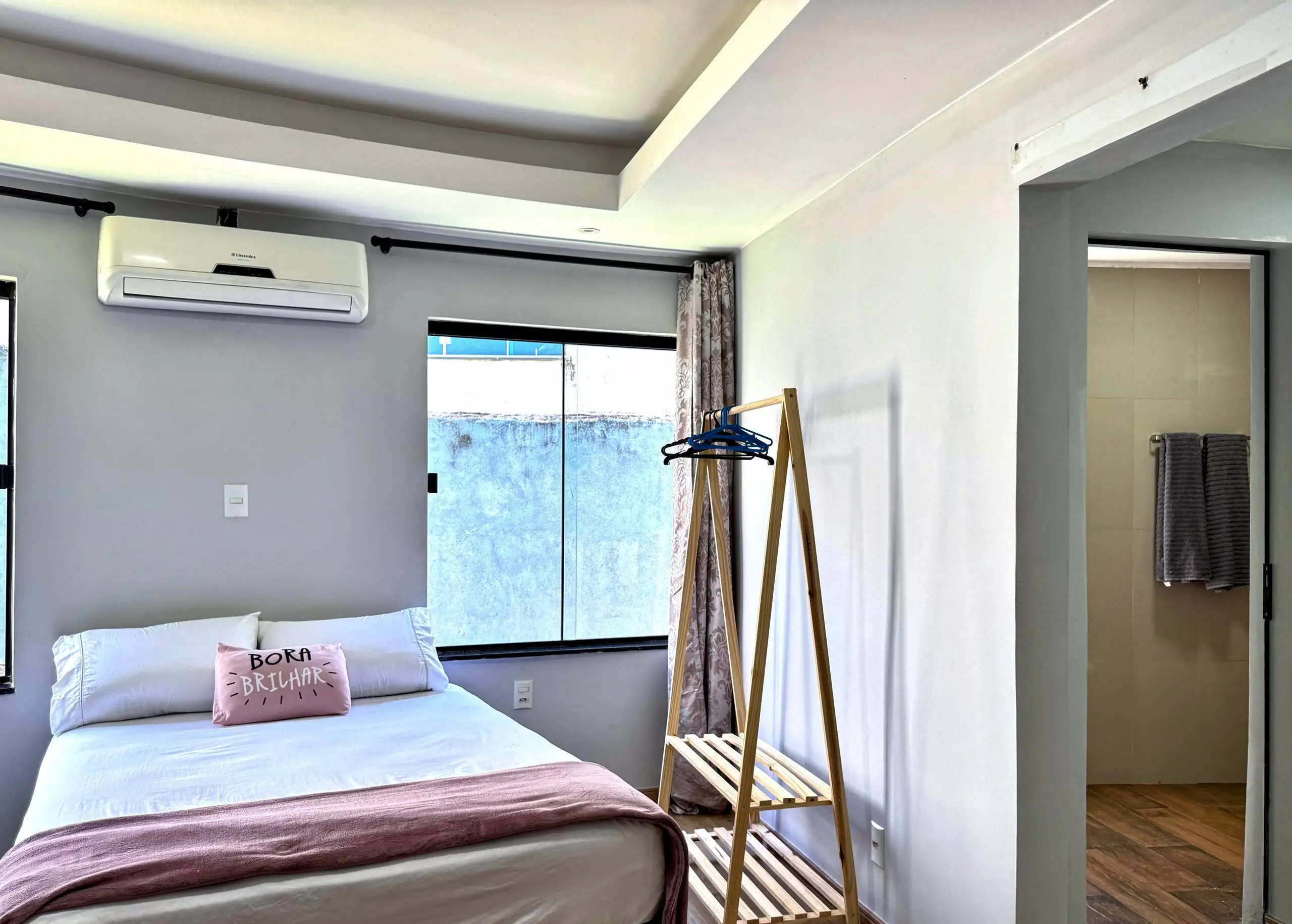 Suíte da Casa Redonda, com ar-condicionado e cortinas blackout.