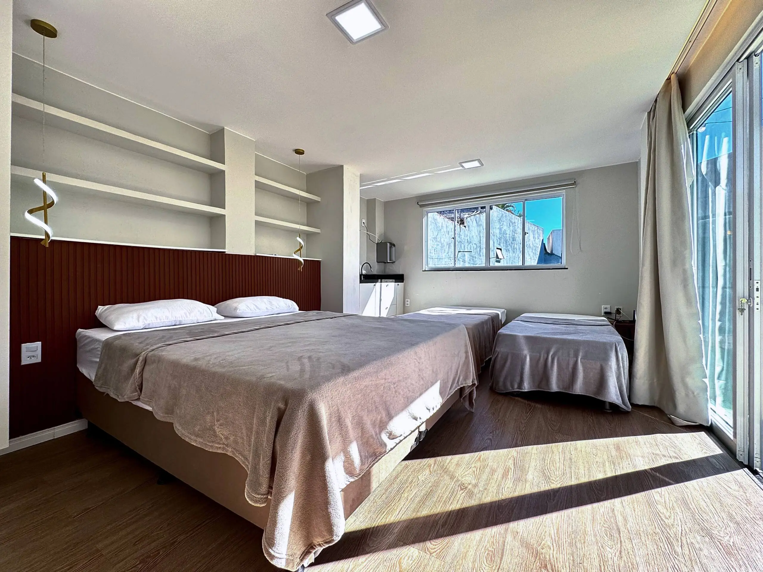 Suíte da Casa Redonda, com ar-condicionado e cortinas blackout.