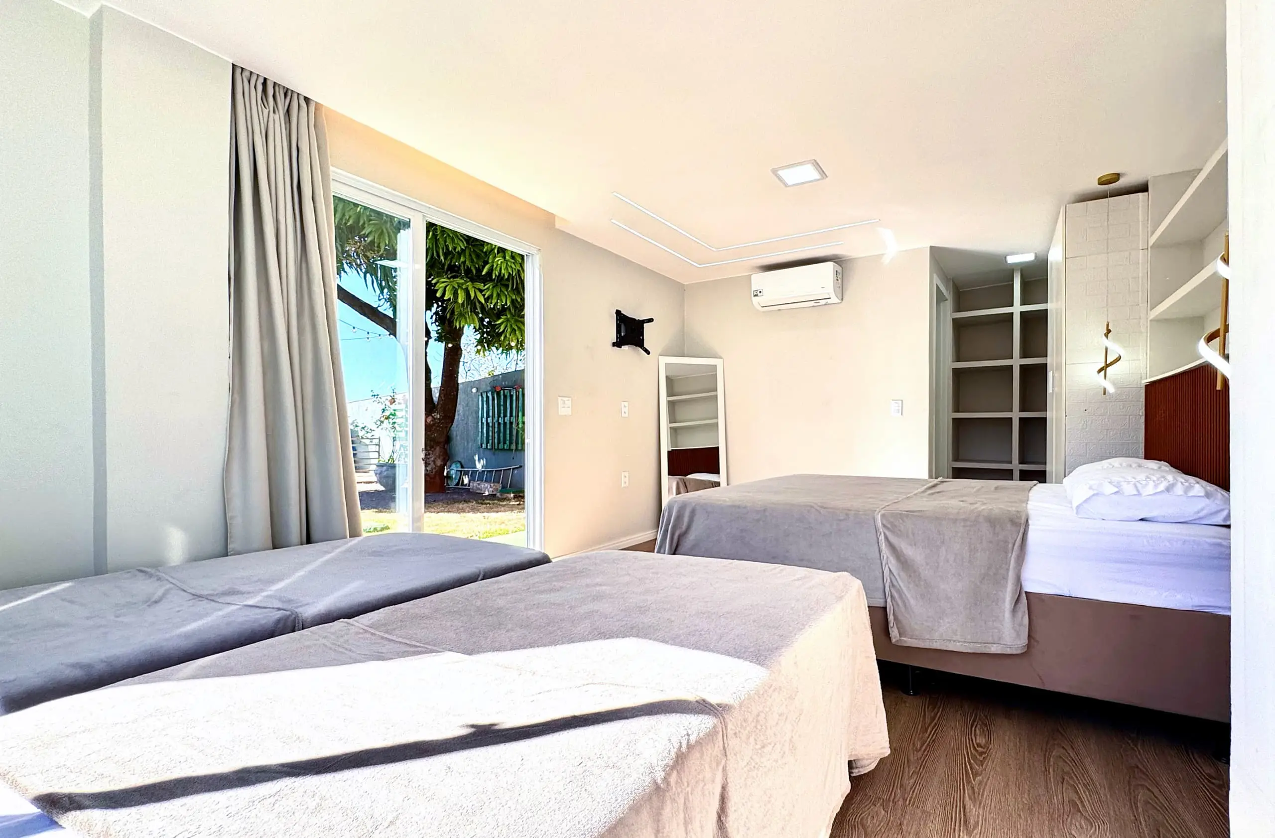 Suíte da Casa Redonda, com ar-condicionado e cortinas blackout.