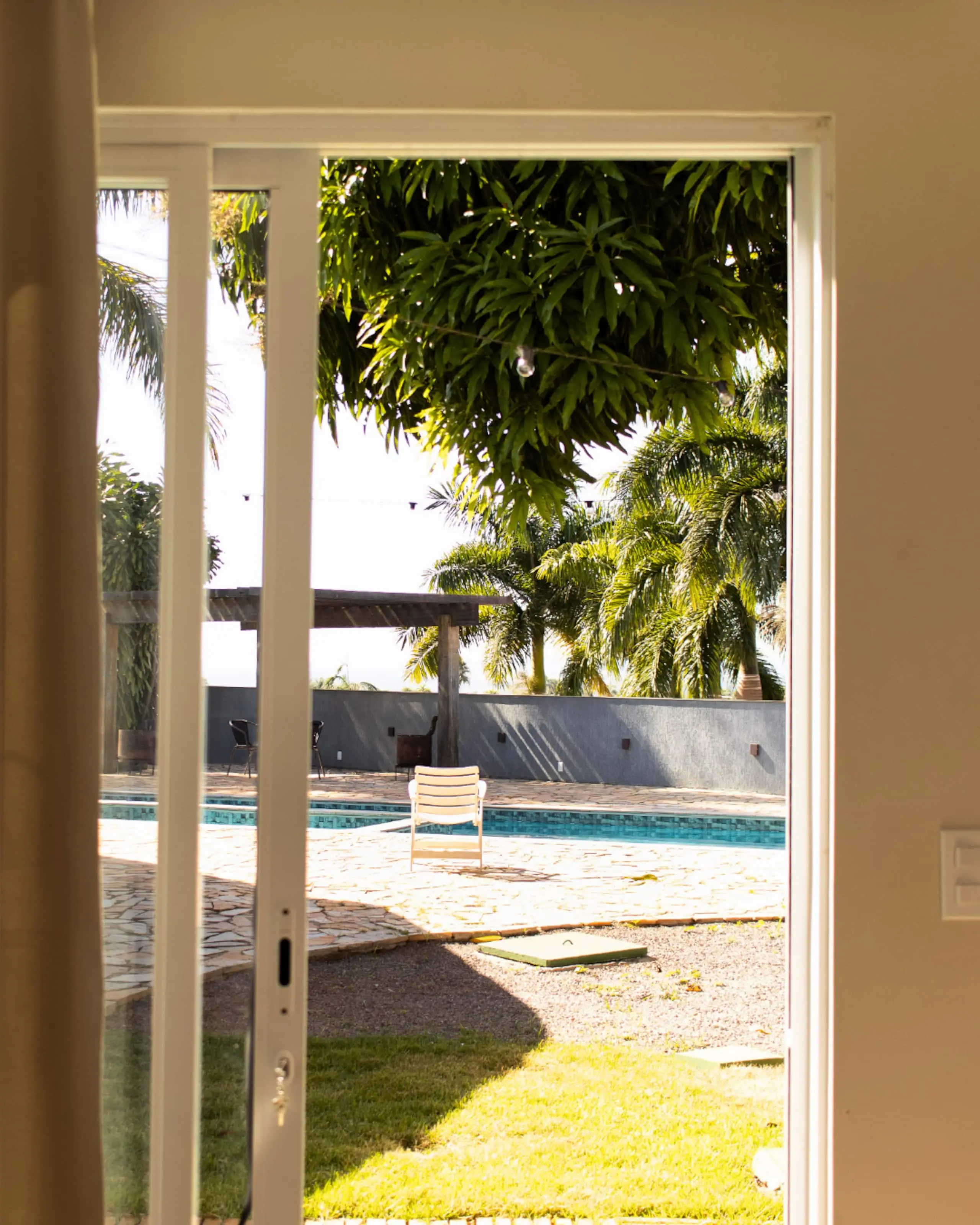 Suíte da Casa Redonda, com ar-condicionado e cortinas blackout.